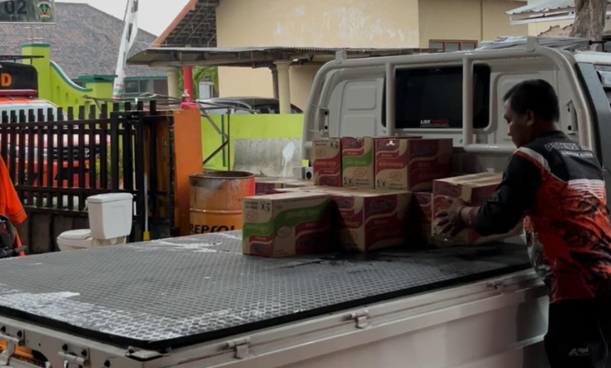 Warga Kabupaten Madiun mengirimkan berbagai bantuan untuk korban banjir dan longsor di Sumatera dan Aceh melalui Posko BPBD. DIAN RAHAYU/RADAR MADIUN