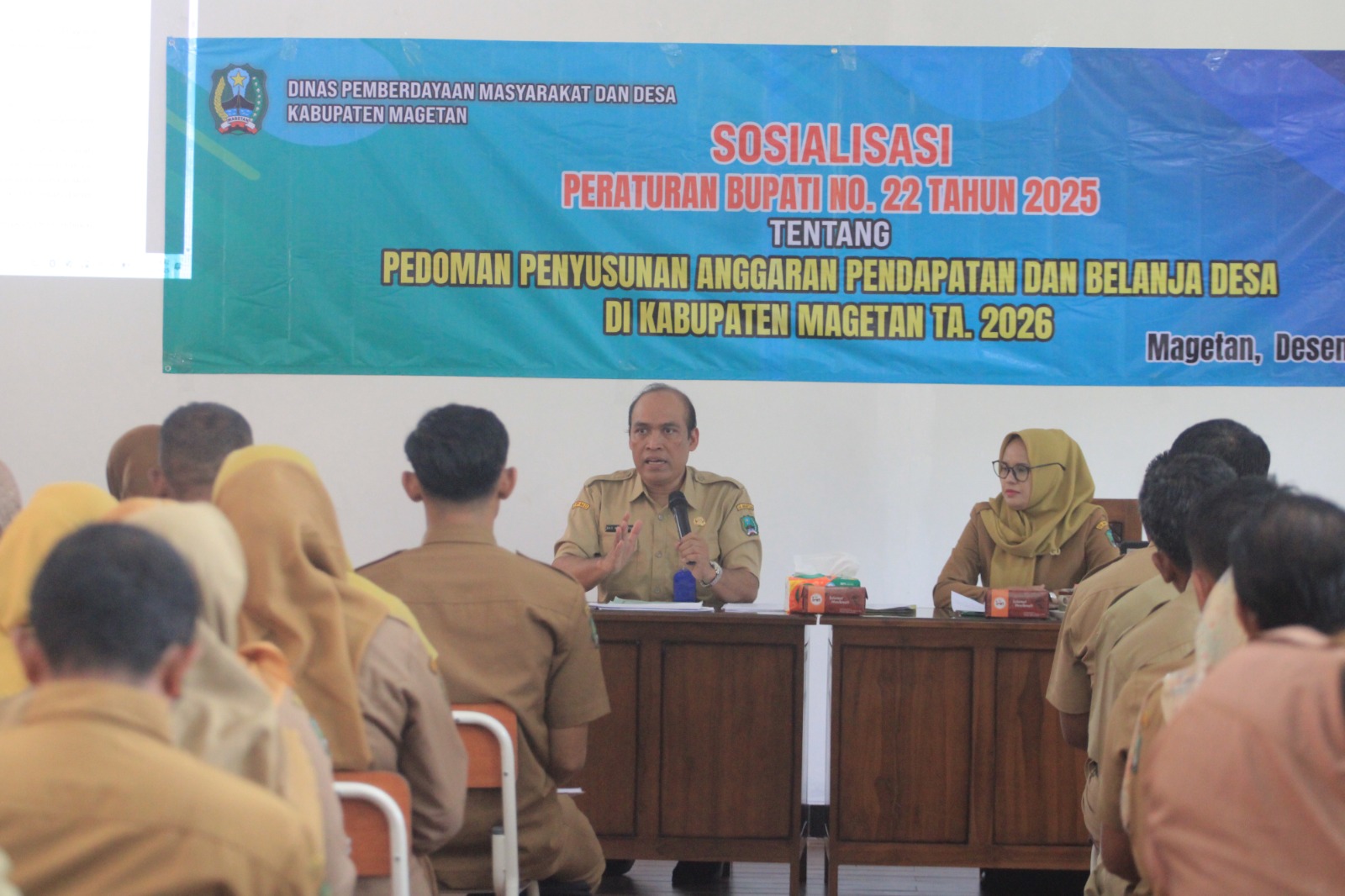 Para kepala desa di Magetan mengikuti pemaparan Perbup 22/2025 sebagai panduan penyusunan APBDes 2026 di Graha Pusat Literasi. AJI PUTRA/RADAR MAGETAN