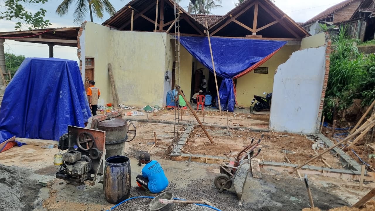 Petugas BPBD Ponorogo memperbaiki rumah milik Jemirin yang rusak akibat longsor di Wagir Kidul. Pembangunan huntap dan huntara ditargetkan selesai akhir Desember. SUGENG DWI N/RADAR PONOROGO
