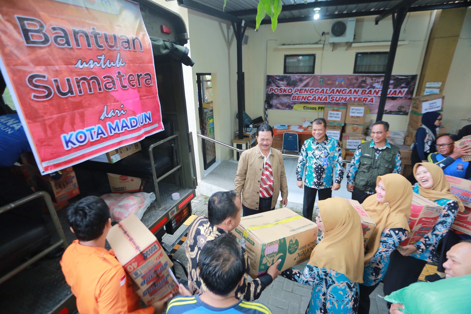 Wali Kota Madiun Maidi melepas keberangkatan truk bantuan sosial untuk korban banjir dan longsor di Sumatera, Kamis (4/12). BAGAS BIMANTARA/RADAR MADIUN