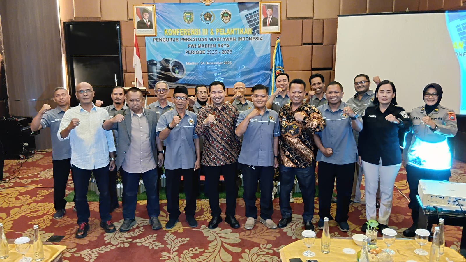 Ketua PWI Jatim Luthfil Hakim menyerahkan Pataka kepada Jumali dalam pelantikan PWI Madiun Raya periode 2025&ndash;2028, Kamis (4/12).