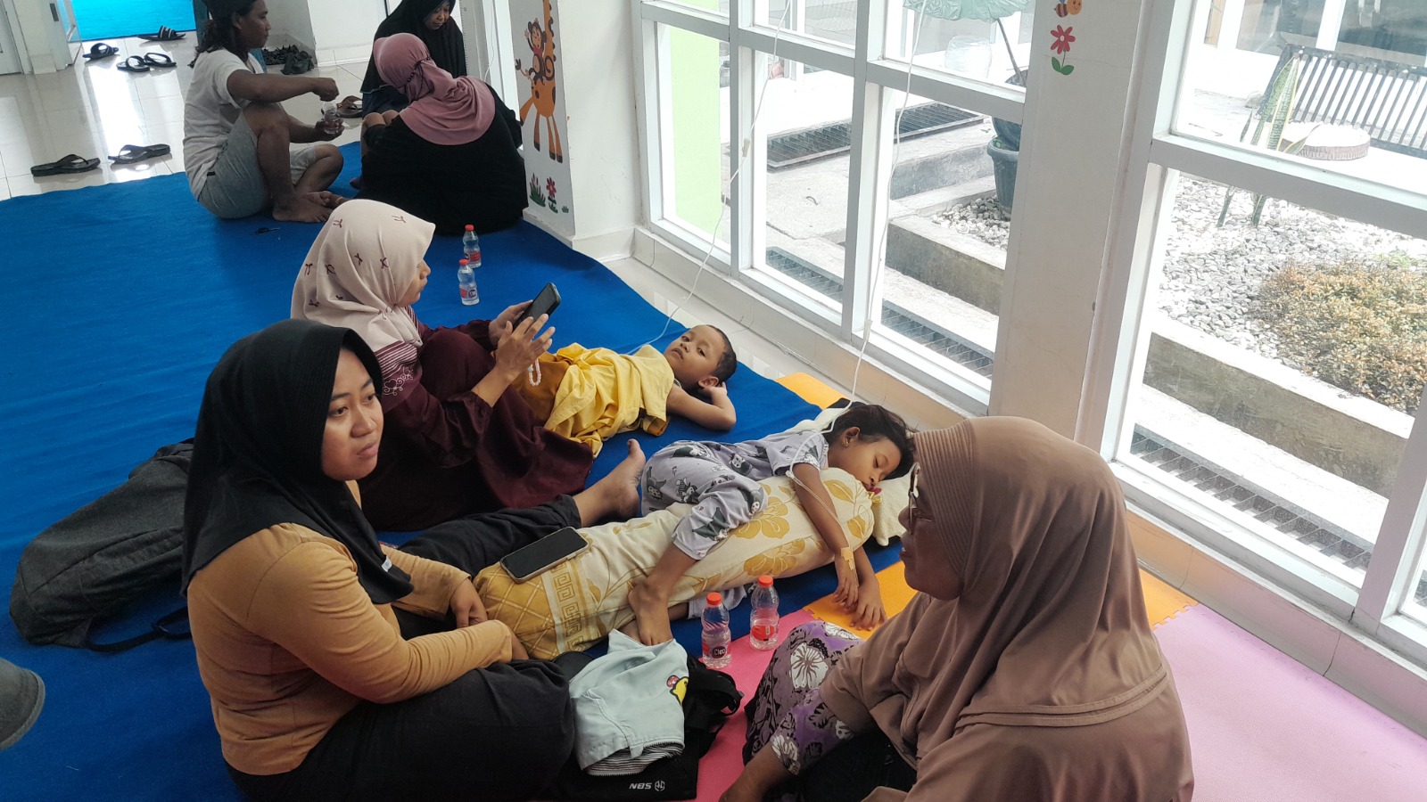 Puluhan santri dan siswa menjalani perawatan di Puskesmas dan RSUD Mantingan setelah mengalami gejala keracunan usai menyantap MBG. FOTO: ASEP SYAEFUL BACHRI/JAWA POS RADAR NGAWI