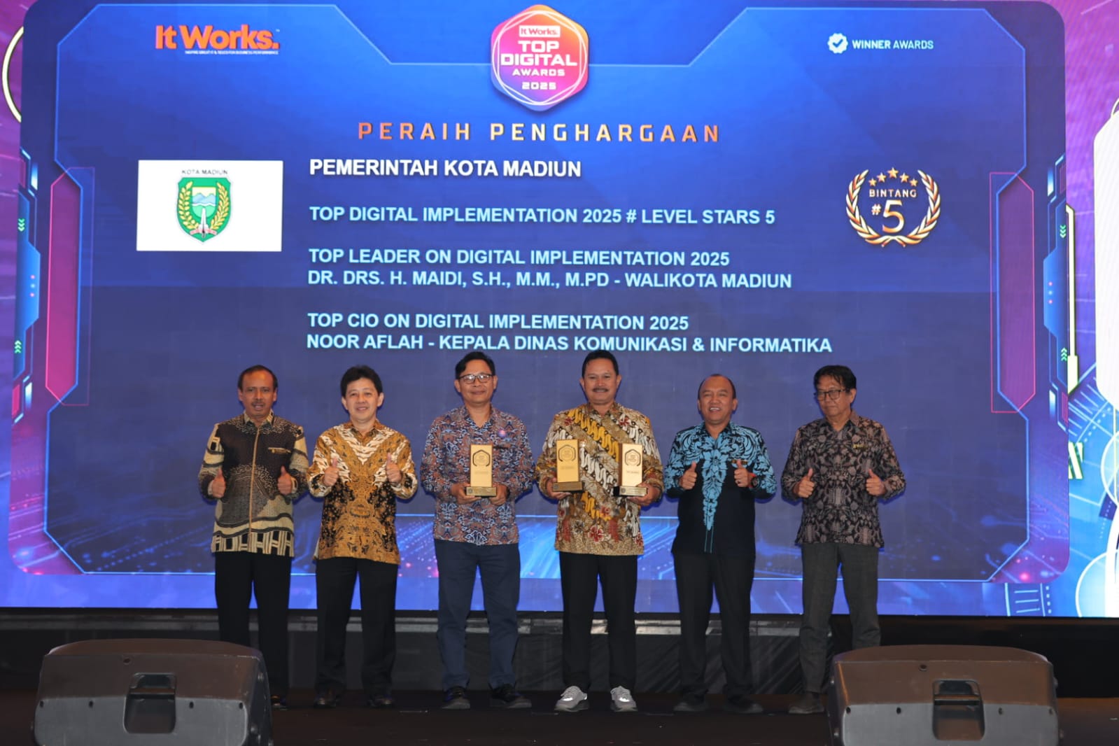 Wali Kota Madiun Maidi menerima penghargaan TOP Digital Awards 2025, sebagai bentuk apresiasi atas suksesnya transformasi digital Kota Madiun. FOTO: DISKOMINFO KOTA MADIUN