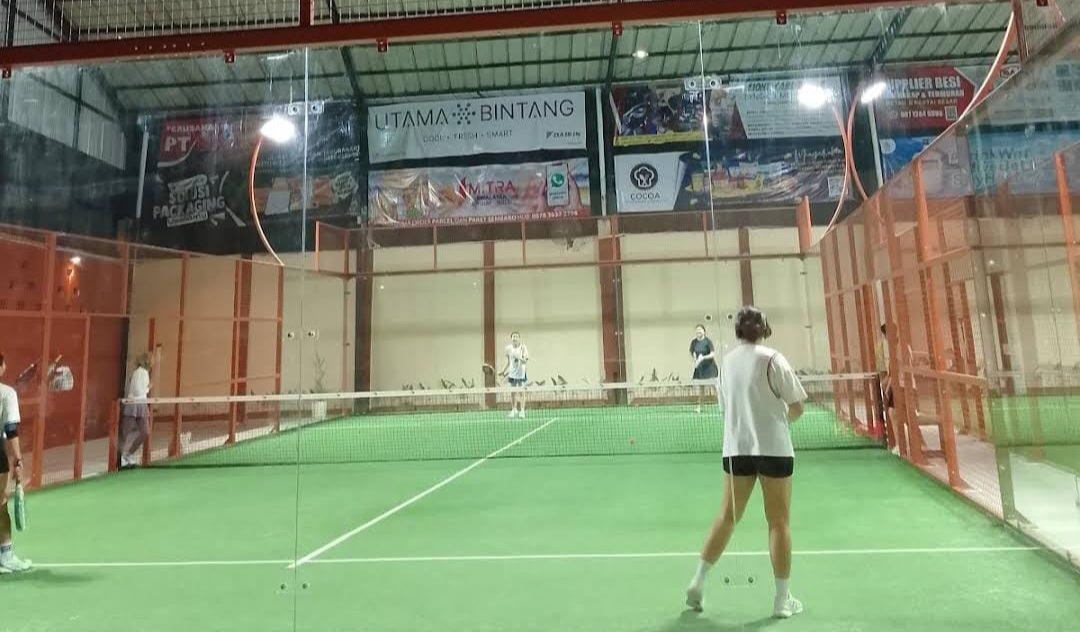 Saint Joseph Sports Facilities di Laweyan menyediakan fasilitas olahraga lengkap, termasuk basket dan futsal.