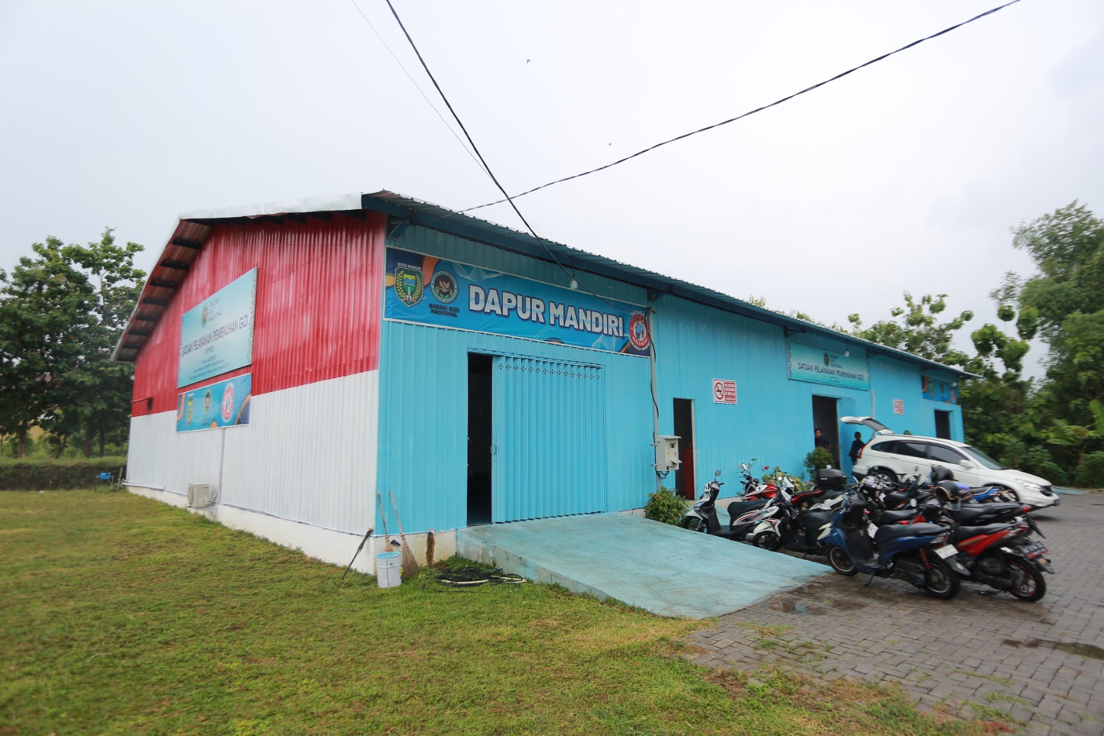 Koordinator SPPG Kota Madiun memantau proses distribusi bahan pangan MBG setelah dapur sempat berhenti beroperasi akibat dana BGN belum cair. BAGAS BIMANTARA/JAWA POS RADAR MADIUN