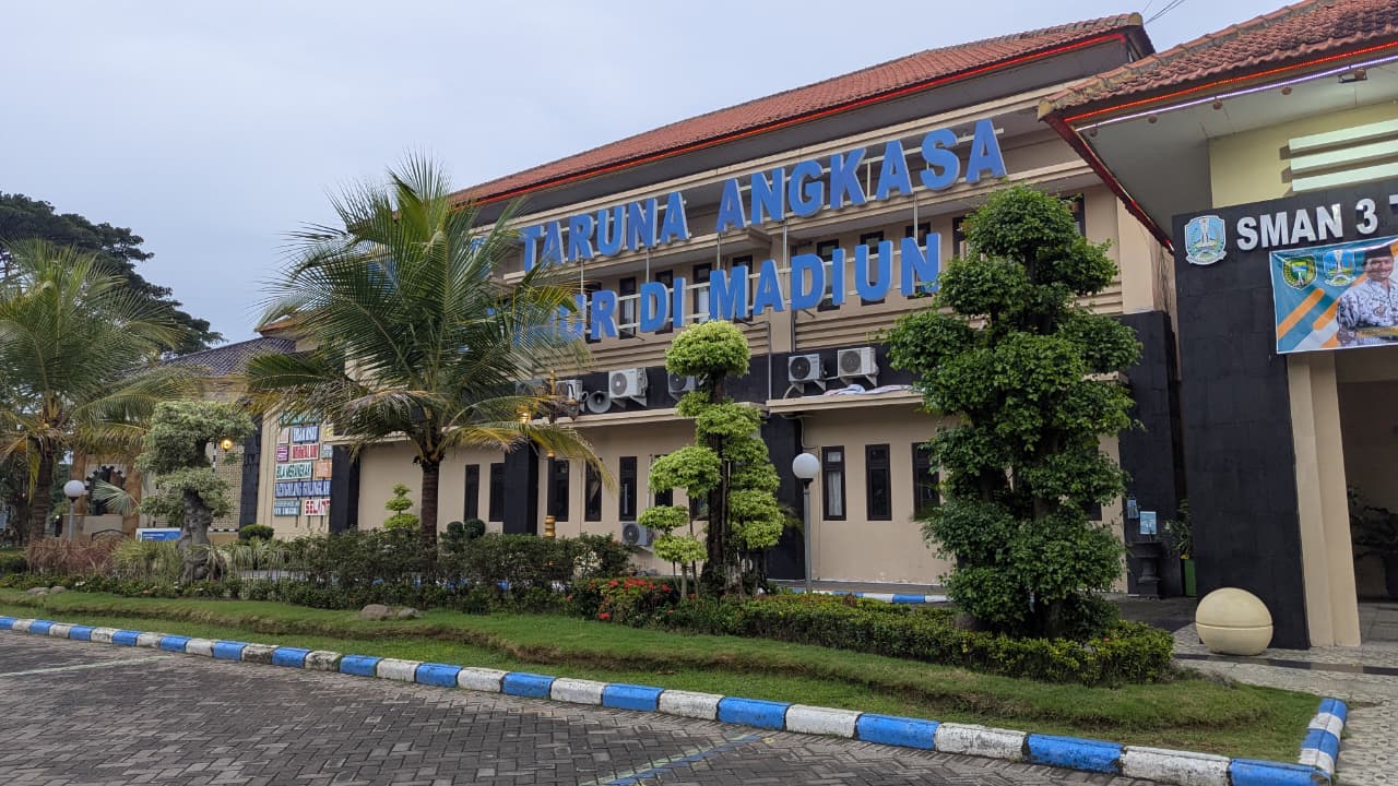 Pihak SMAN 3 Taruna Angkasa Madiun memberikan klarifikasi terkait dugaan pengeroyokan yang melibatkan siswanya. FOTO: HENGKY RISTANTO/RADAR MADIUN