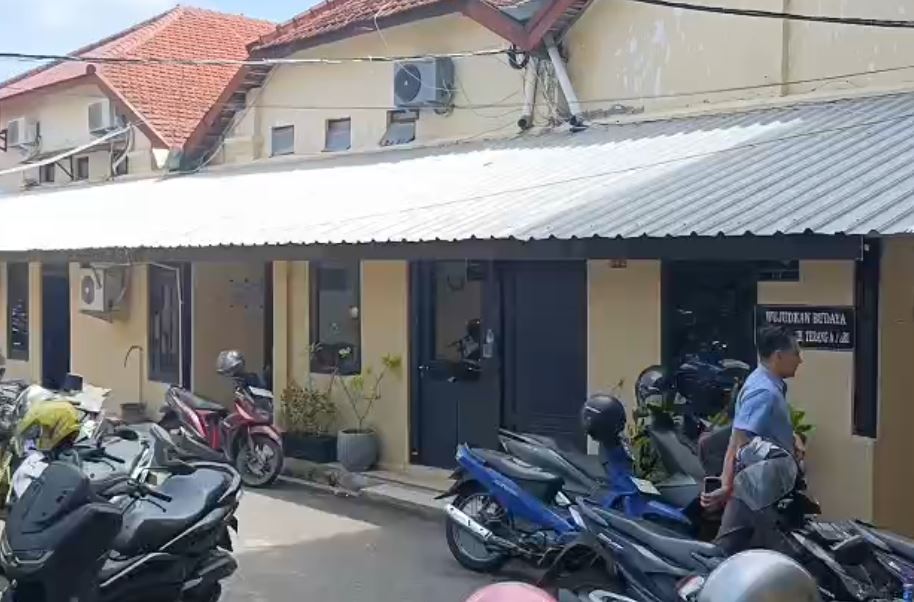 Penyidik KPK menuju ruang pemeriksaan terhadap pejabat Ponorogo di Polres Madiun Kota.