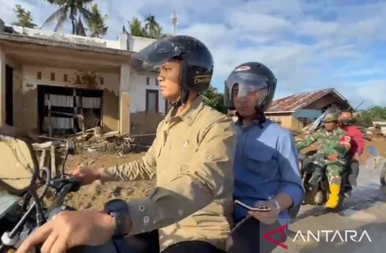 Wapres Gibran Rakabuming Raka naik motor trail saat mengunjungi lokasi terdampak bencana banjir bandang dan longsor di Kabupaten Agam, Sumatera Barat, Kamis (4/12).