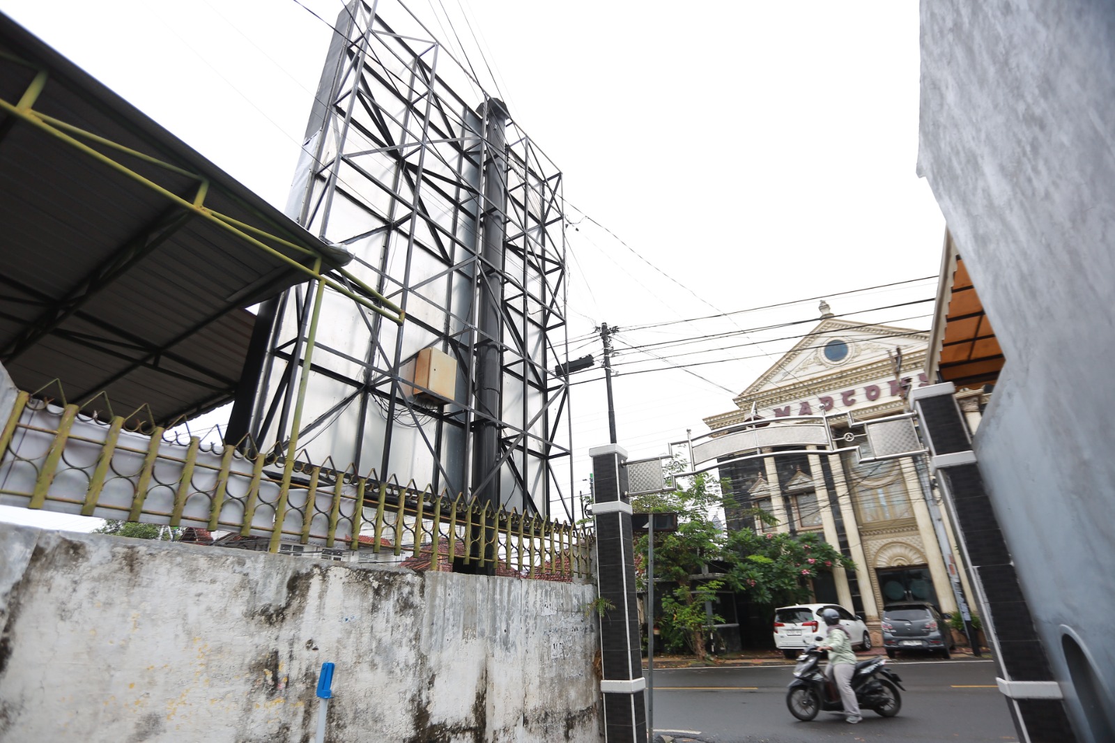 Petugas menemukan reklame tak berizin di sejumlah titik Kota Madiun. Reklame diberi stiker peringatan sebelum pemilik dipanggil. FOTO: Bagas Bimantara/Jawa Pos Radar Madiun