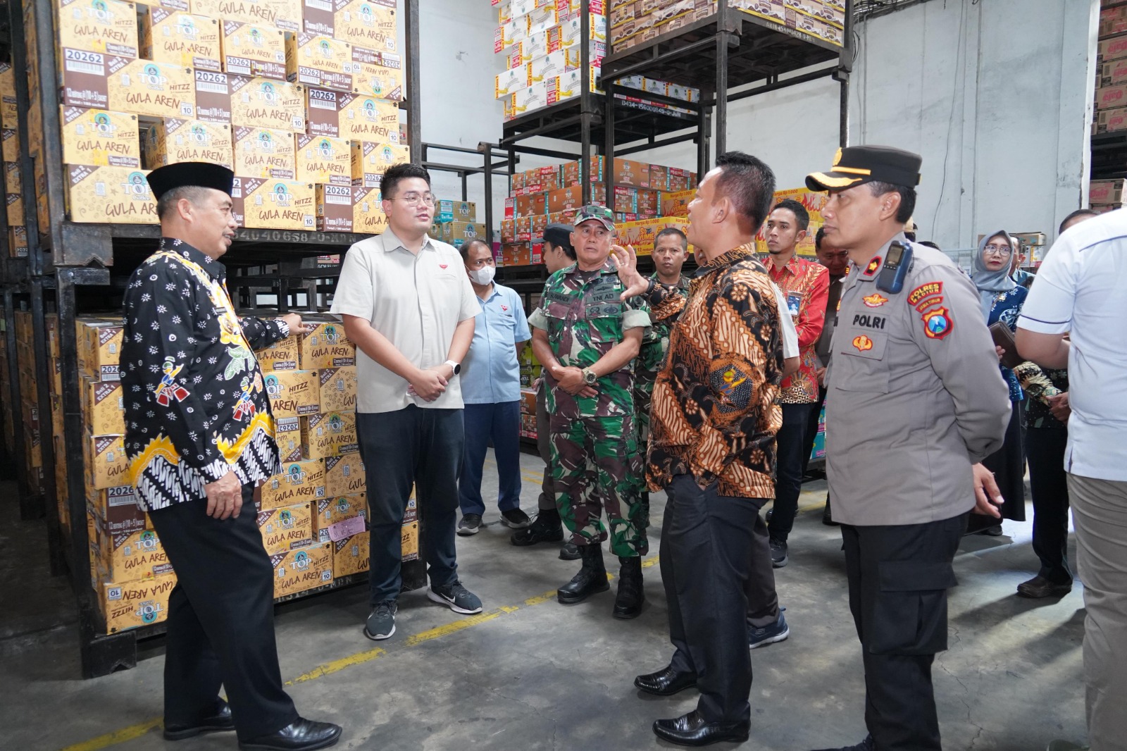 Bupati Madiun Hari Wuryanto dan Wakil Bupati dr. Purnomo Hadi mengecek stok beras di Gudang Bulog Jerukgulung saat sidak jelang Nataru. FOTO: Loditya Fernandez/Radar Madiun