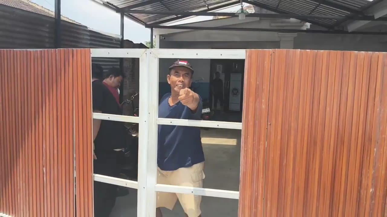 Petugas Dinkes Ngawi mengambil sampel makanan dari SPPG Bintang Mantingan, di balik jendela usai terjadi penolakan peliputan oleh pria agresif. FOTO: Asep Syaeful Bachri/Jawa Pos Radar Ngawi