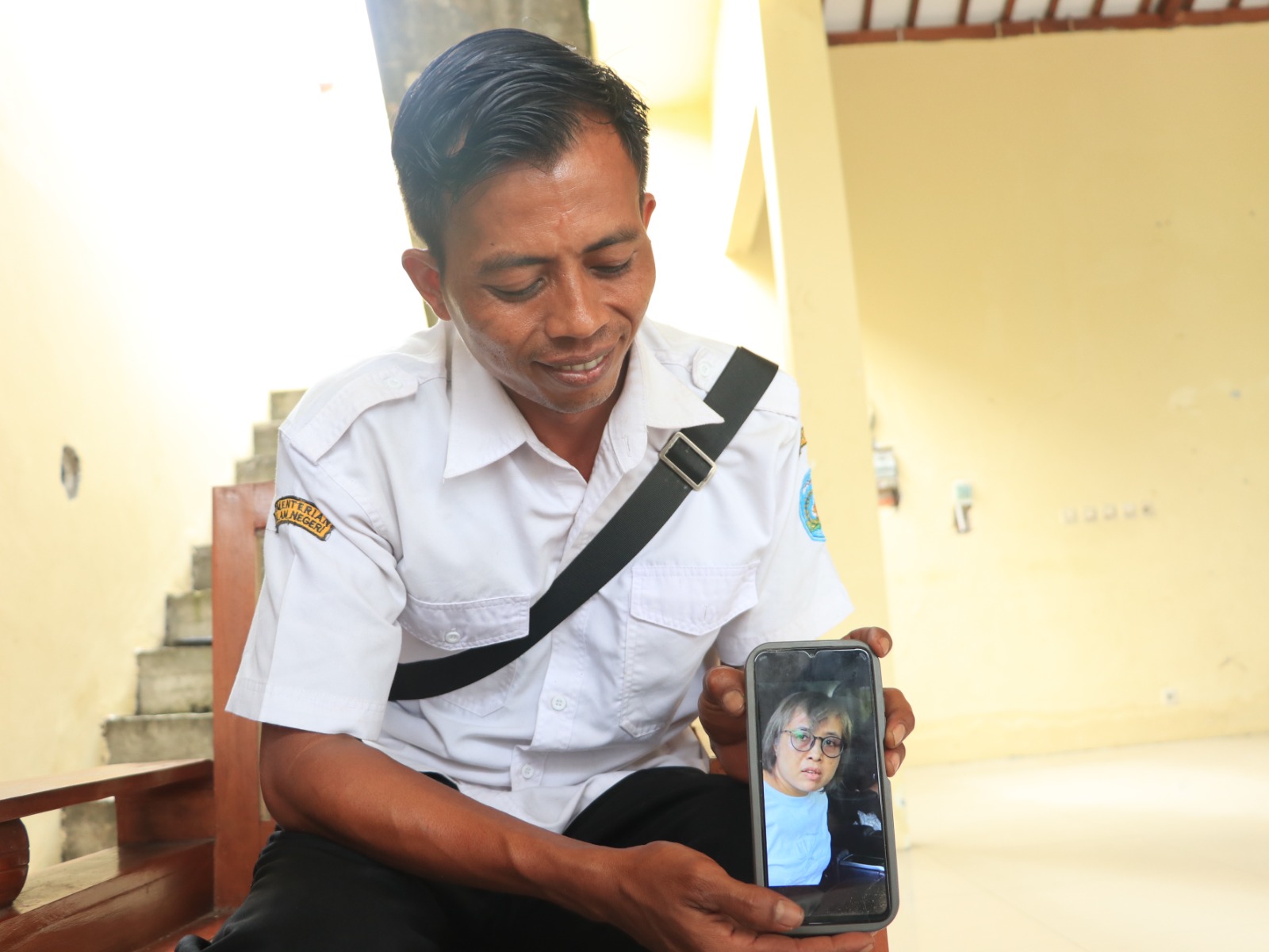 Didik Harirawan, teman masa kecil Paryatin, menunjukkan foto terbaru sosok yang disebut buronan narkoba internasional. FOTO: Sugeng Dwi N./Jawa Pos Radar Ponorogo