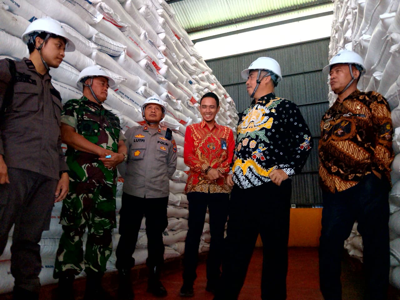 Stok beras di Gudang Bulog Madiun dipastikan aman jelang Nataru, dengan cadangan mencapai lebih dari 60 ribu ton. FOTO: Loditya Fernandez/Radar Caruban
