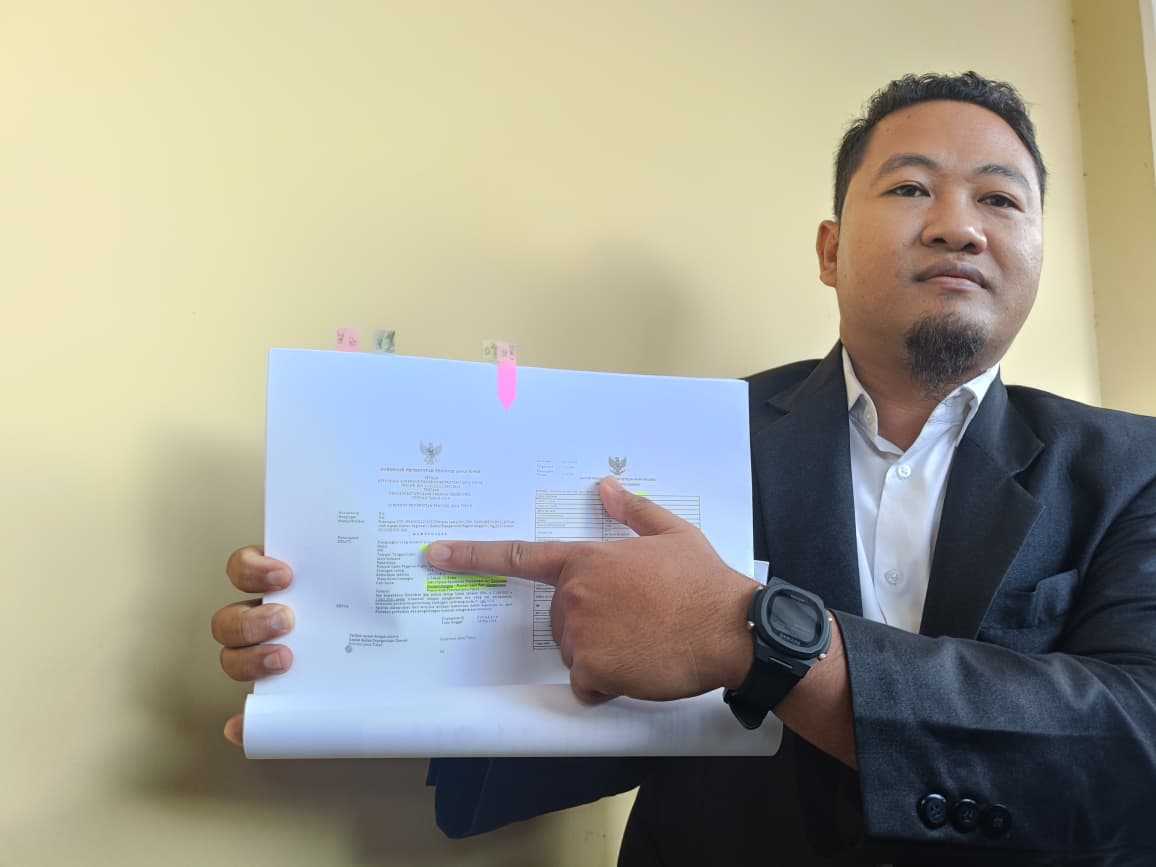 Kuasa hukum korban, Ahmad Purwohadi, menunjukkan SK CPNS yang diduga palsu usai mendampingi pelapor di Unit Pidum Satreskrim Polres Madiun Kota, Jumat (5/12). HENGKY RISTANTO/JAWA POS RADAR MADIUN