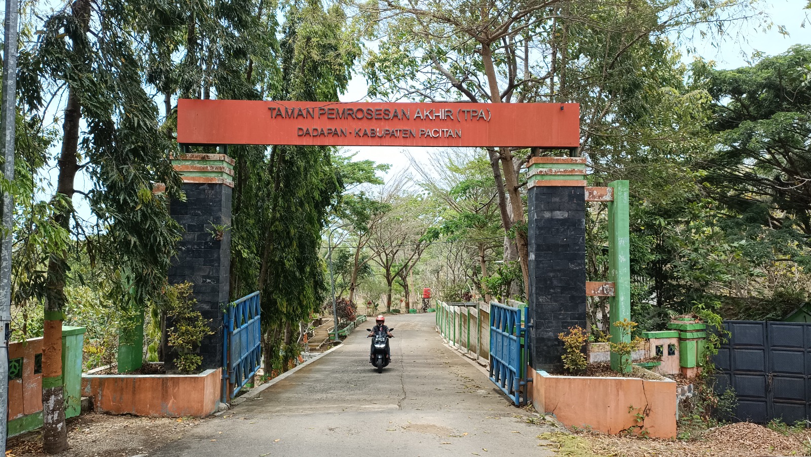 Gapura TPA Dadapan, Pacitan. DPUPR terkendala penyusunan dokumen readiness criteria sebagai syarat pembangunan LUR. DOK RADAR PACITAN