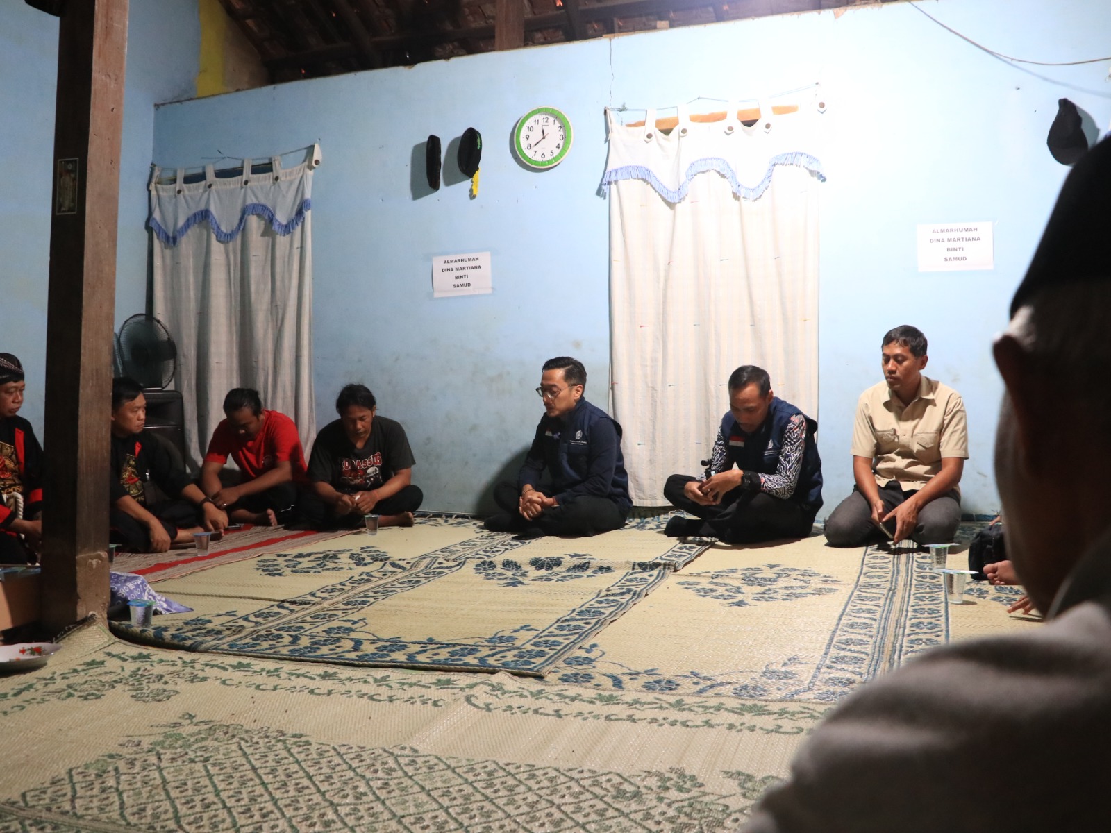 Tim Kemenlu mendatangi rumah keluarga Dina Martiana di Ponorogo untuk menyampaikan duka cita dan mengumpulkan dokumen pemulangan jenazah. FOTO: Sugeng Dwi N./Radar Ponorogo