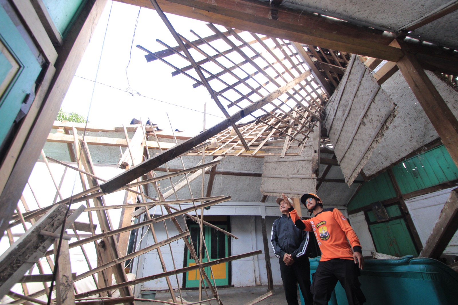 Atap rumah warga di Sidorejo ambruk akibat hujan angin dan kondisi bangunan yang lapuk. Beruntung rumah sedang kosong. FOTO: Aji Putra/Radar Magetan