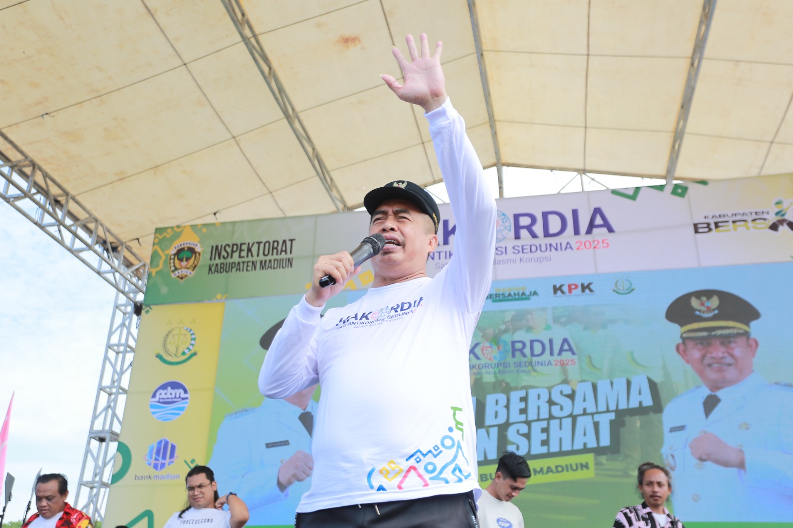 Bupati Madiun Hari Wuryanto mengikuti senam, jalan sehat, dan sosialisasi antikorupsi dalam peringatan Hakordia 2025. BAGAS BIMANTARA/RADAR MADIUN