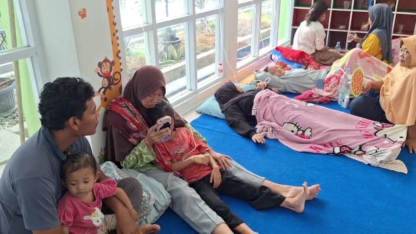 Puluhan korban keracunan masih dirawat intensif di Puskesmas Mantingan, Jumat (5/12). FOTO: ASEP SYAEFUL BACHRI/JAWA POS RADAR NGAWI