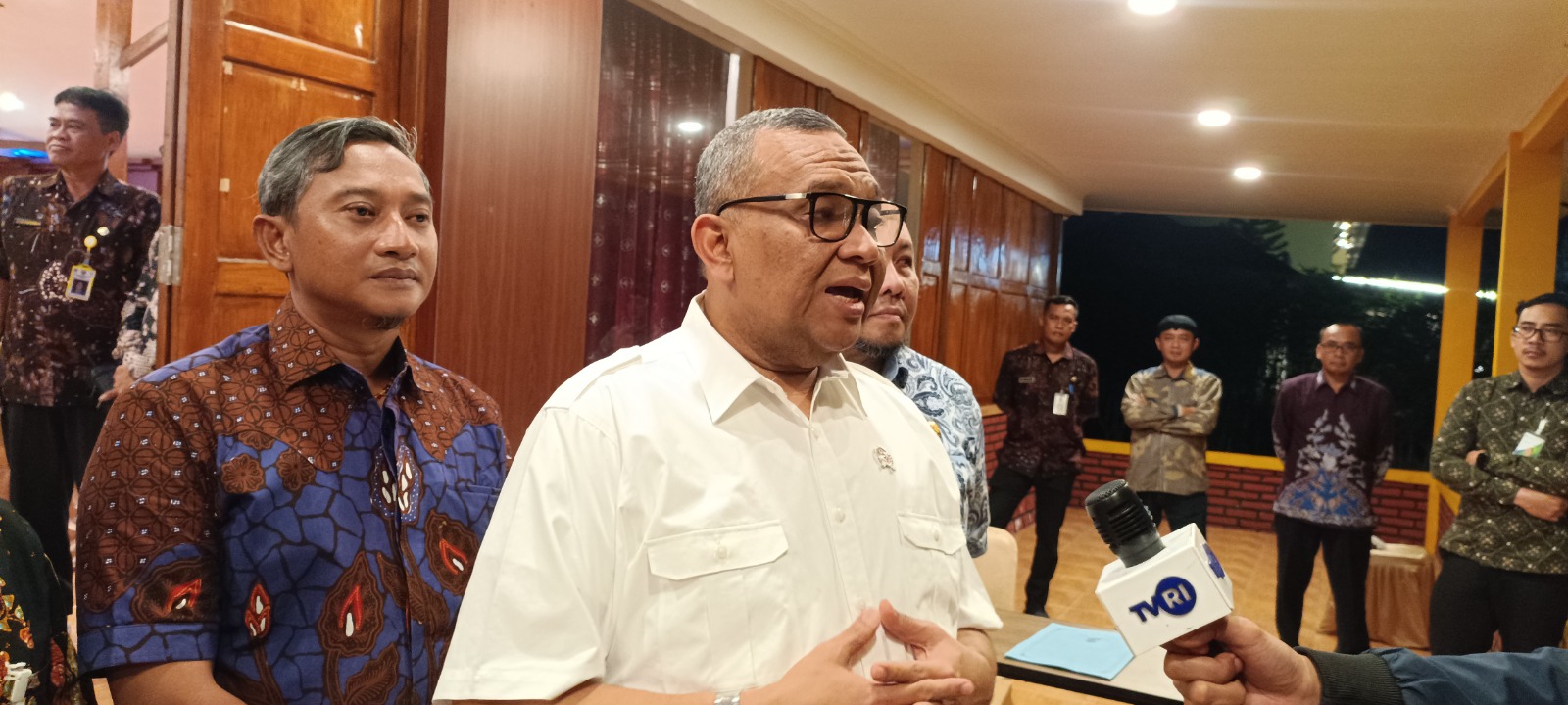 Wamenaker Afriansyah Noor memberi pengarahan terkait Universal Coverage Jamsostek di Hotel Parai Teleng Ria. FOTO: NUR CAHYONO/JAWA POS RADAR PACITAN