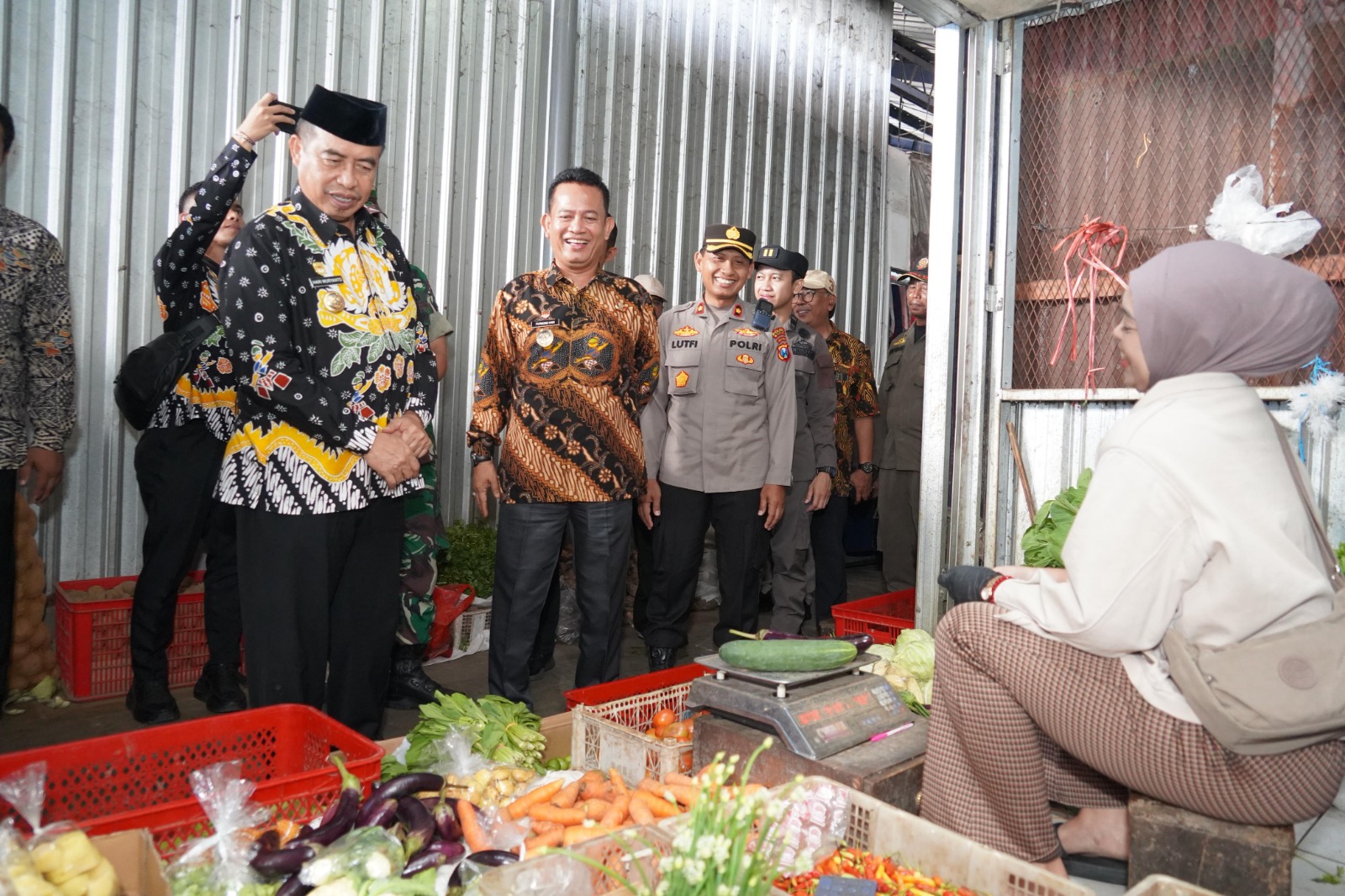 Forkopimda Kabupaten Madiun melakukan pengecekan langsung harga dan stok bapokting jelang Nataru. ISTIMEWA/RADAR MADIUN