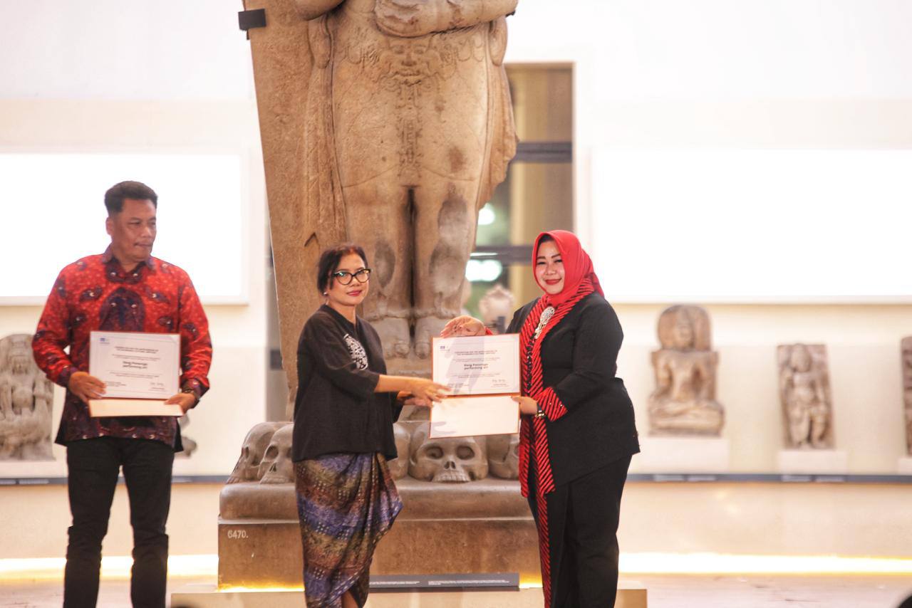 Plt Bupati Ponorogo Lisdyarita menerima sertifikat ICH UNESCO untuk Reog di Museum Nasional Indonesia. DISKOMINFO/RADAR PONOROGO