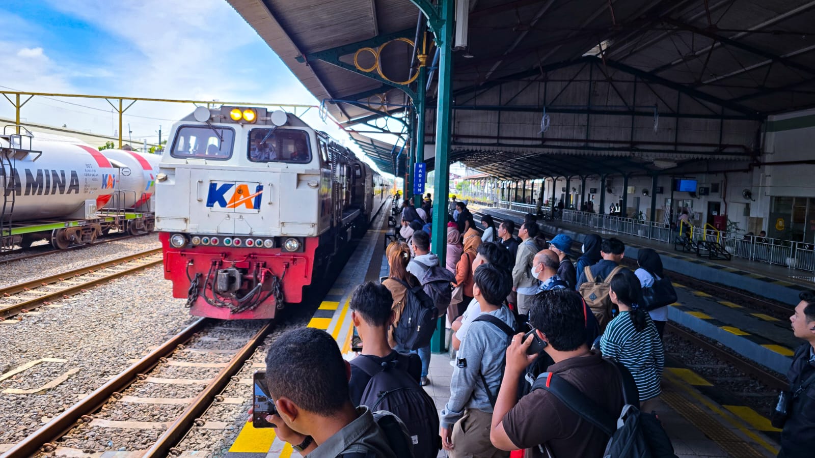 Petugas KAI Daop 7 Madiun melayani penumpang di stasiun. Jumlah pengguna jasa mengalami peningkatan signifikan sepanjang November 2025.