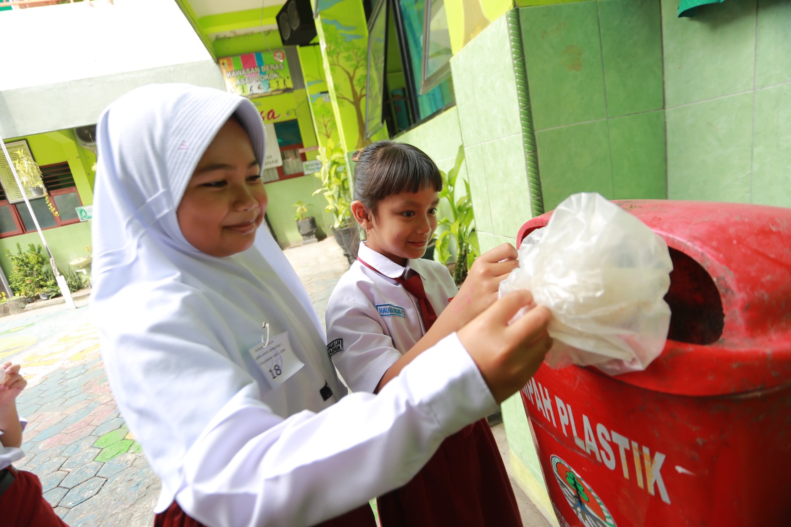 Siswa SD dan SMP di Kota Madiun mulai dibiasakan memilah sampah sebagai persiapan kebijakan wajib rumah plastik di seluruh sekolah mulai 2026. BAGAS BIMANTARA/RADAR MADIUN