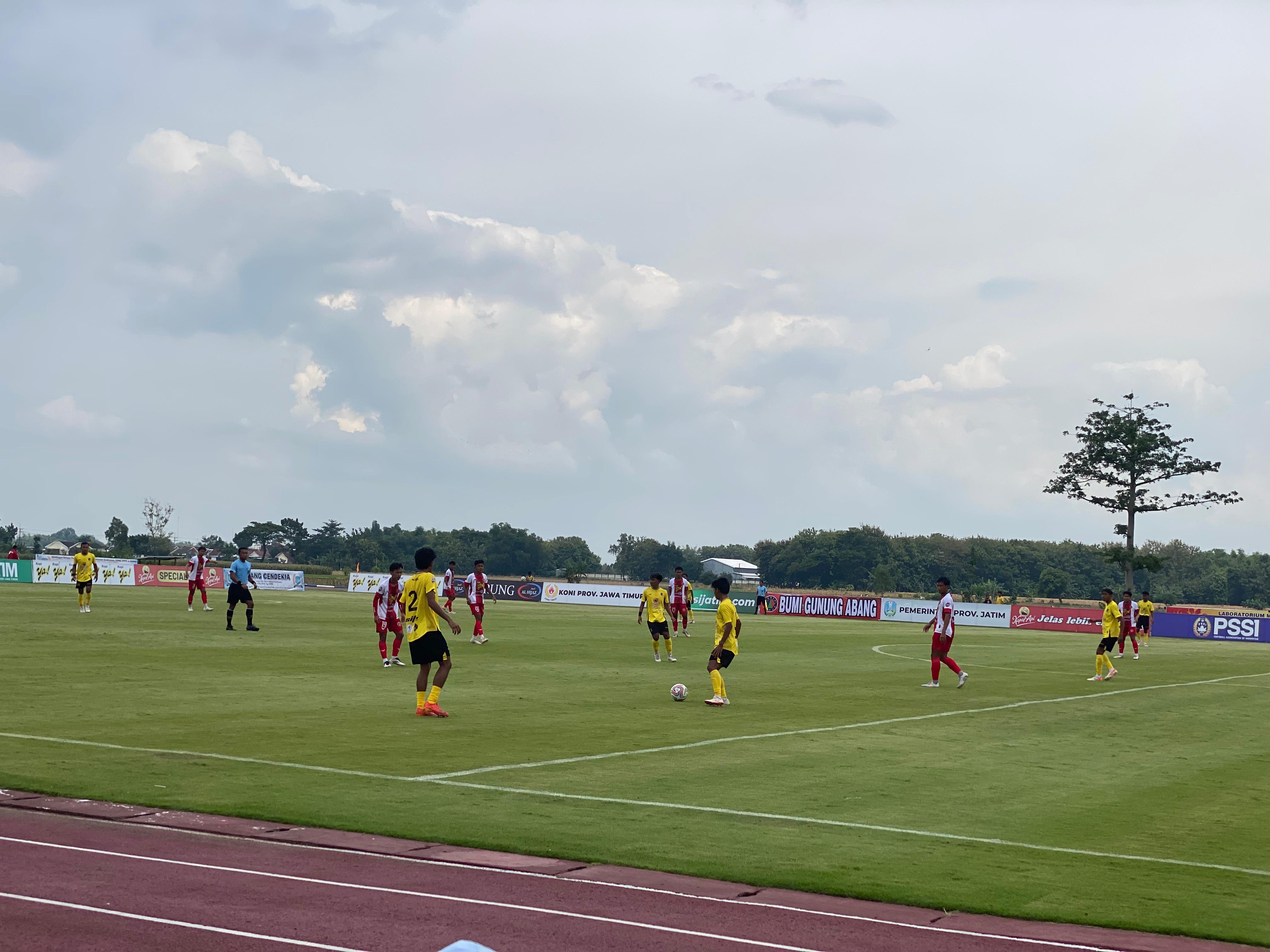Suasana laga PSM Madiun vs Persedikab di Gelora Bung Sumardji, Nganjuk. Laga perdana Liga 4 Jatim 2025 berakhir dengan kekalahan 0-1 bagi PSM. ERLITA HERMININGSIH/RADAR MADIUN