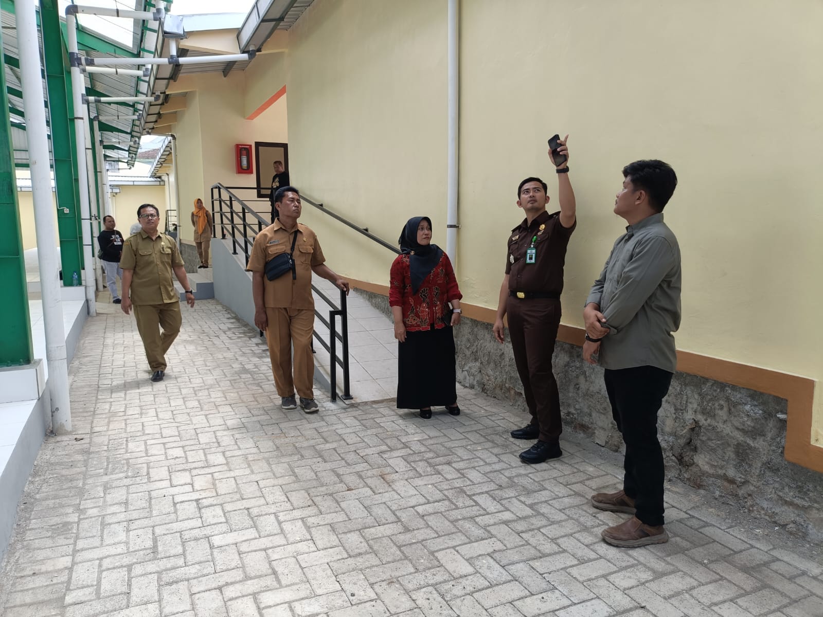 Kepala DPPTK Ngawi Kusumawati Nilam Sulandrianingrum meninjau bangunan baru Pasar Kendal usai PHO, Kamis (4/12).