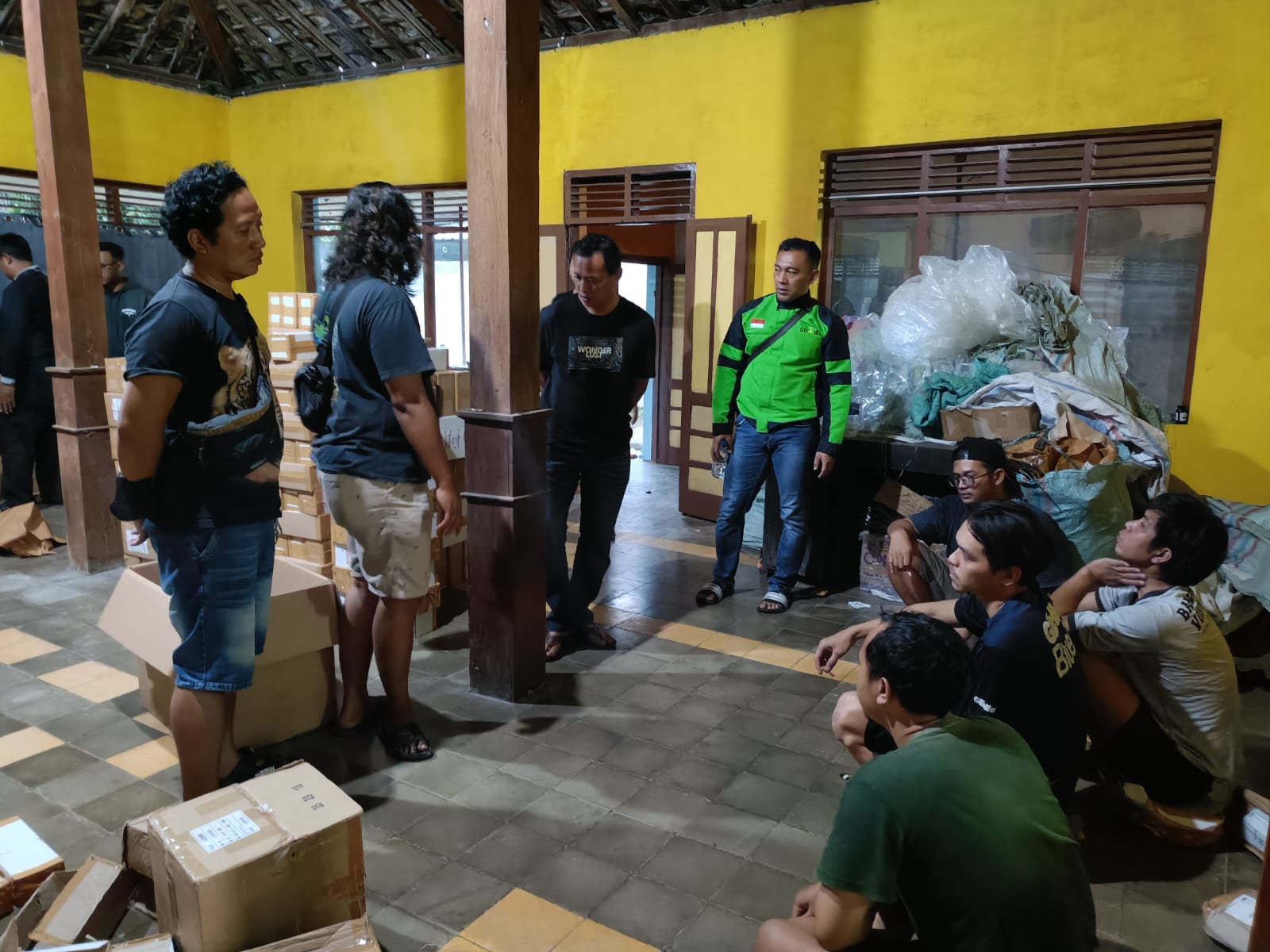 Polisi mengamankan ribuan bungkus rokok ilegal dari dua lokasi di Madiun, diduga tempat penampungan sebelum diedarkan. HENGKY RISTANTO/RADAR MADIUN