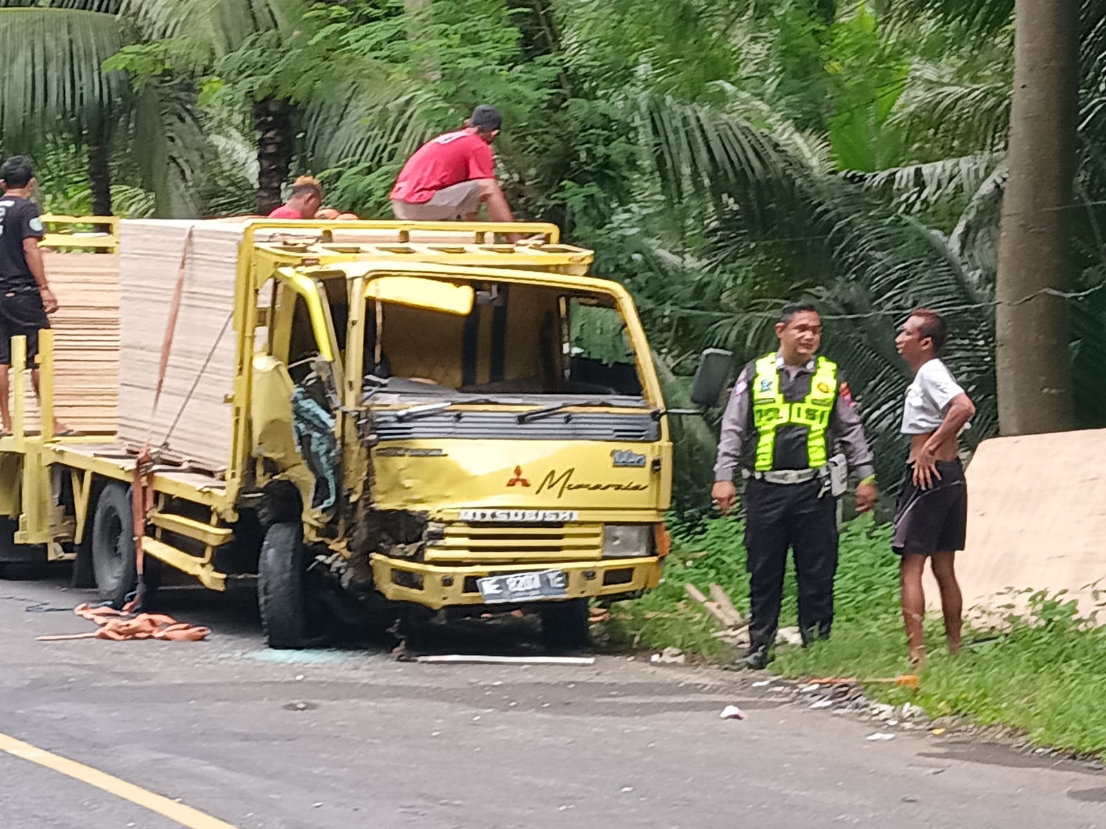 Kondisi Avanza dan truk yang ringsek setelah bertabrakan di JLS Pacitan&ndash;Trenggalek akibat sopir diduga mengantuk. FOTO: SATLANTAS POLRES PACITAN