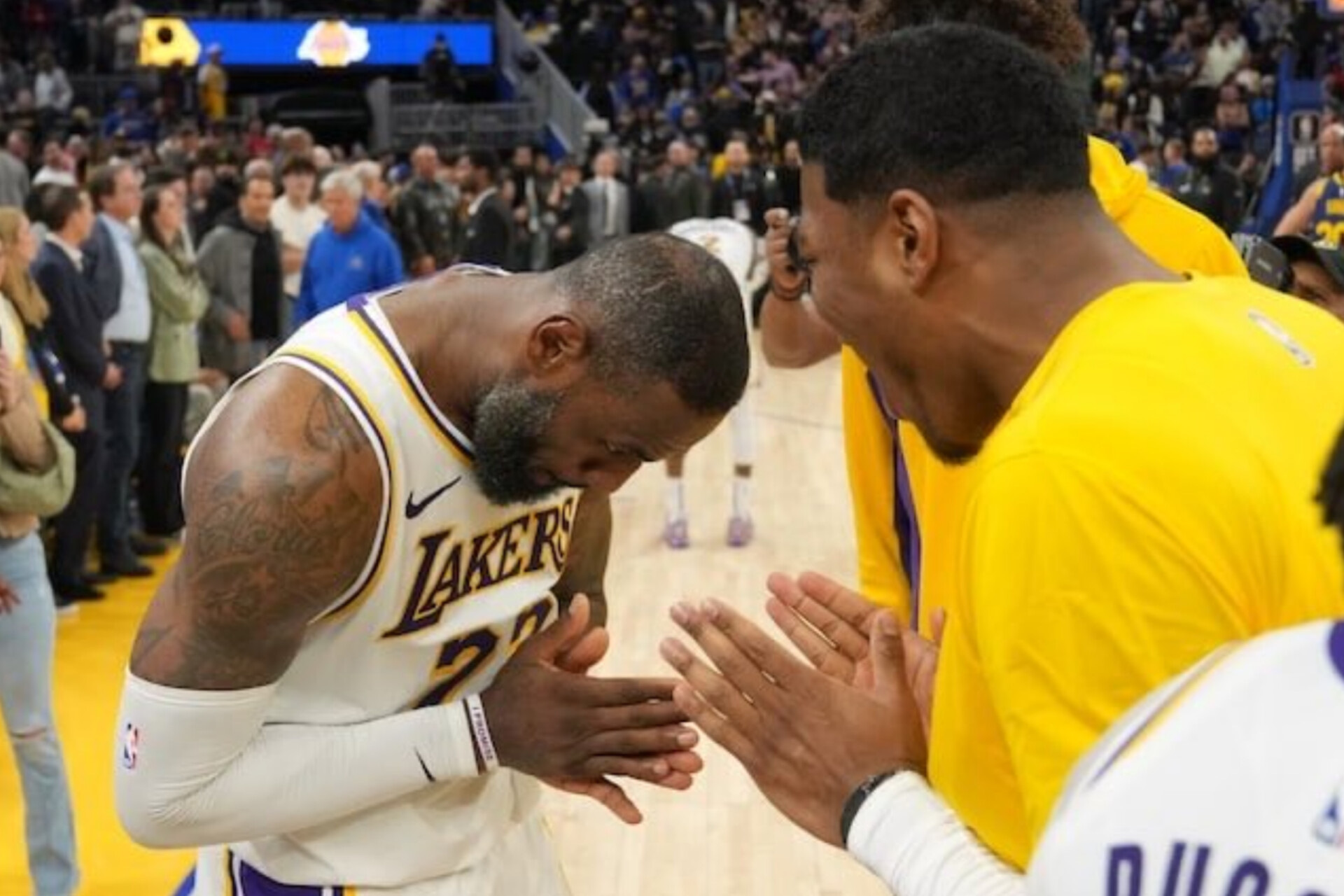 LeBron James saat menghadapi Toronto Raptors. Rekor 1.297 laga dua digit poinnya resmi terhenti meski Lakers menang.