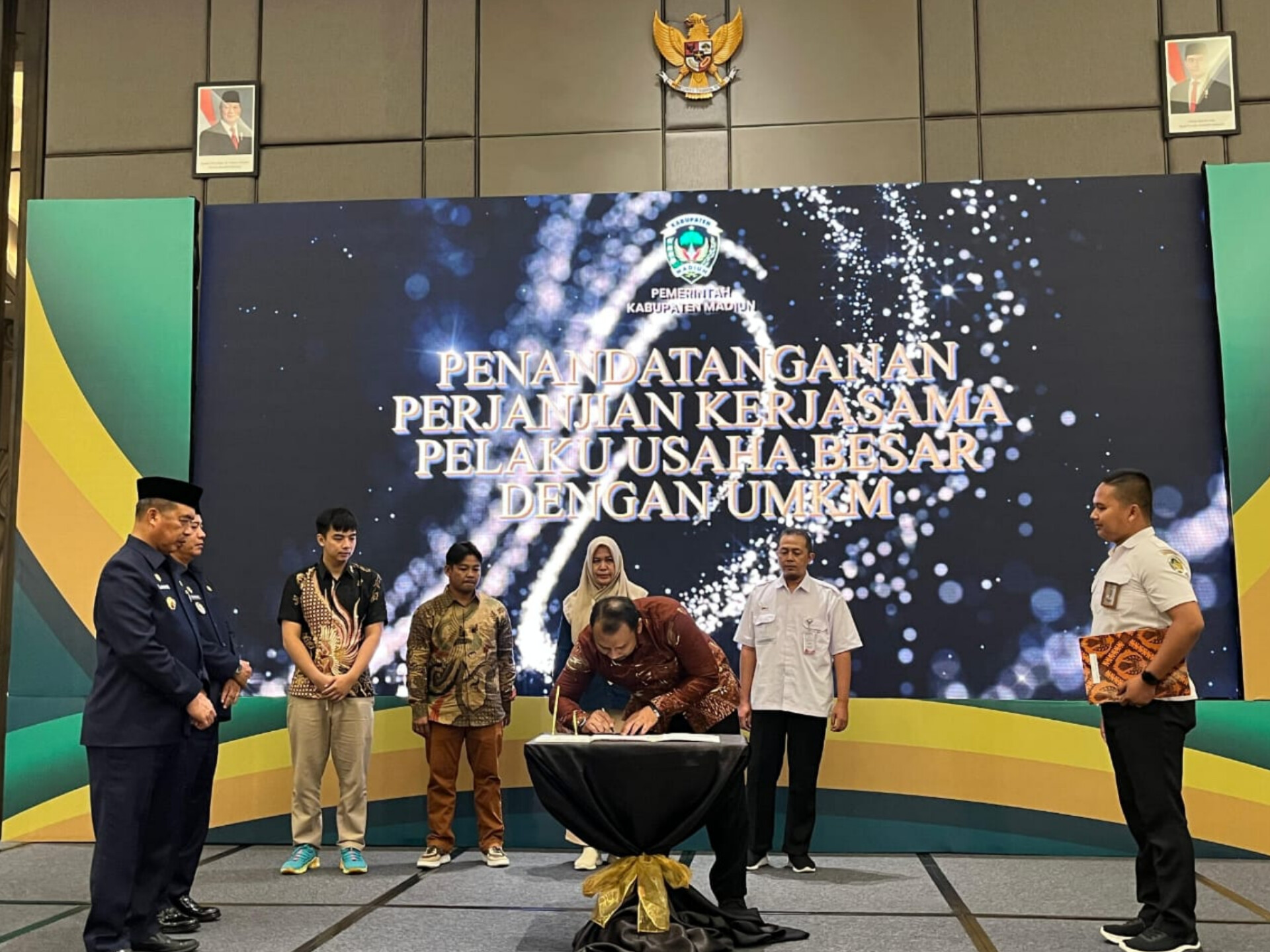 Direktur Perumdam Tirta Dharma Purabaya Imansyah Novianto menandatangani MoU dengan PT IMS sebagai langkah memperluas layanan dan memperkuat digitalisasi.