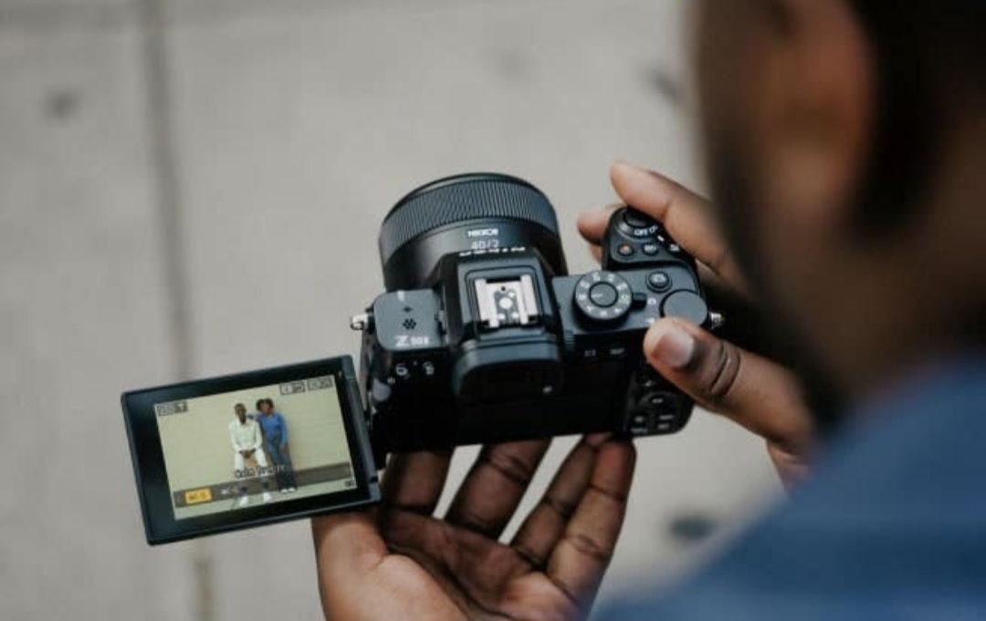 Kamera mirrorless kelas menengah kembali menjadi buruan fotografer pemula hingga kreator konten.