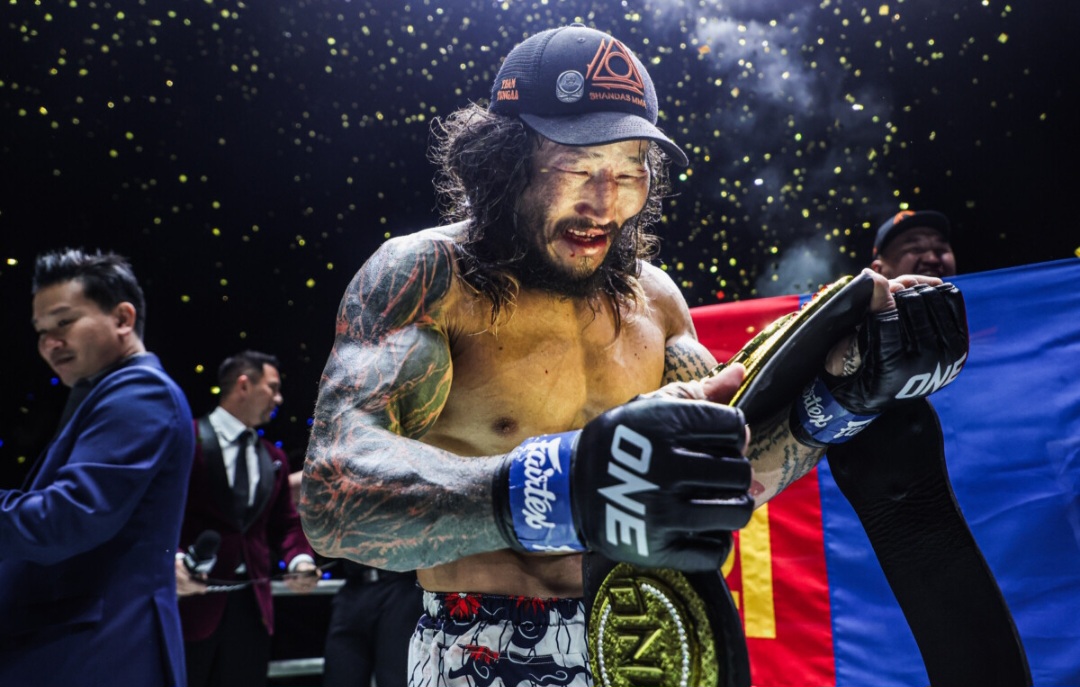 Baatarkhuu Juara Dunia Rebut Sabuk Bantamweight.