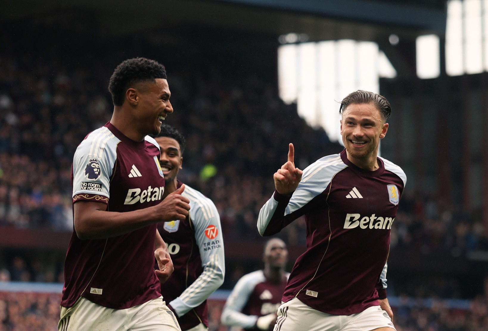 Villa unggul 1-0 di babak pertama.