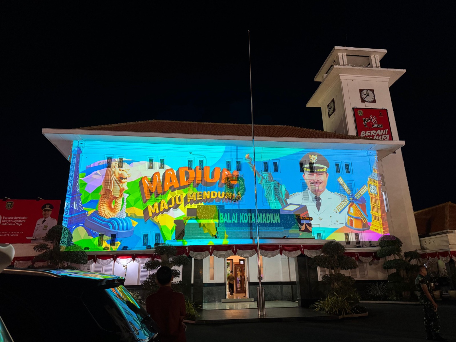 Pemkot Madiun menyiapkan pertunjukan video mapping di balai kota sebagai hiburan utama malam tahun baru. DISKOMINFO UNTUK RADAR MADIUN