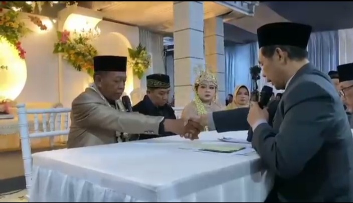 Momen ijab kabul pasangan beda usia Tarman dan Sheila. Kini sang suami ditetapkan tersangka kasus pemalsuan cek Rp 3 miliar.
