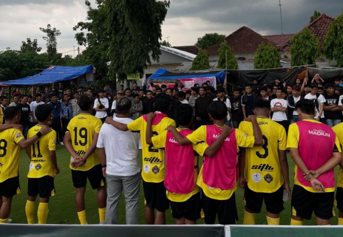 Madioensche Vokoid Brigade hadir langsung di Nganjuk mendukung PSM Madiun melawan Persedikab Kediri, Sabtu (6/12). FOTO: MVB Fans