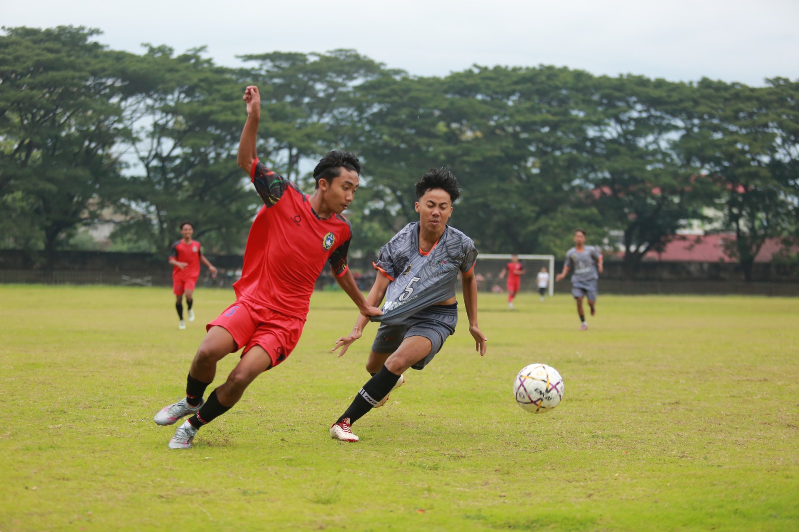 Persepon Ponorogo saat menggelar laga uji coba melawan Persekama Madiun di Stadion Batoro Katong. BAGAS BIMANTARA/RADAR MADIUN
