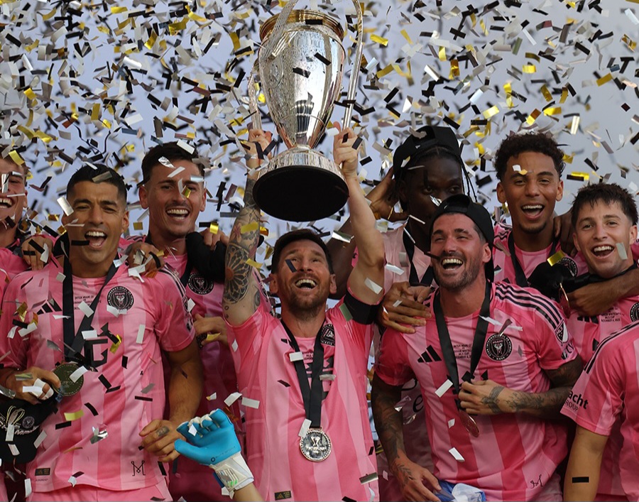 Messi mengangkat trofi juara MLS 2025