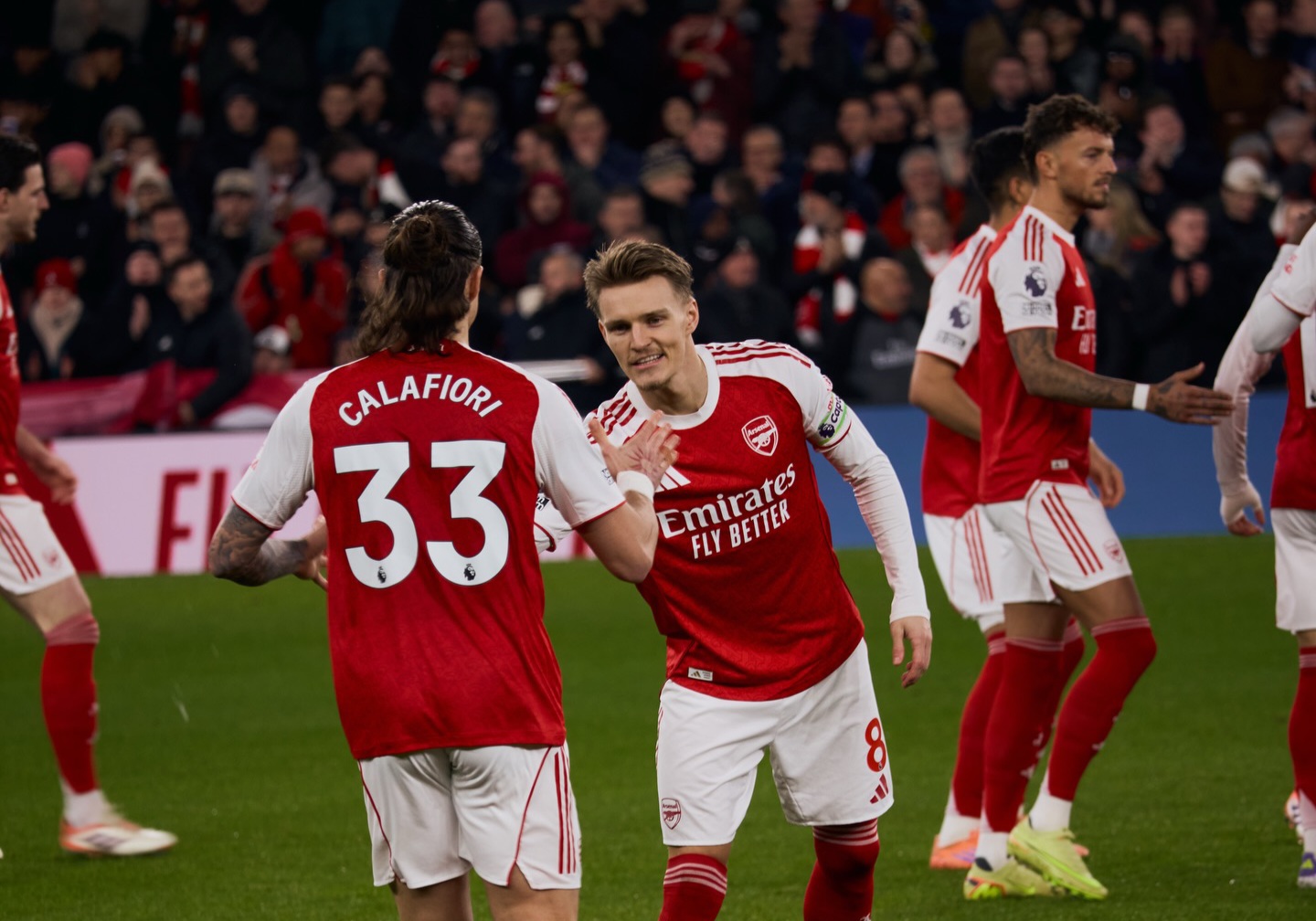 Arsenal masih memuncaki klasemen.