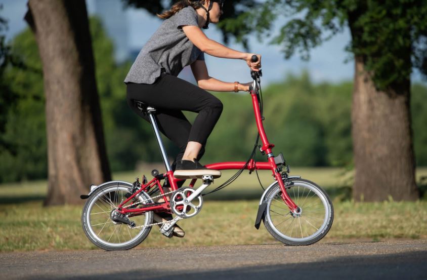 Berkendara dengan sepeda lipat Brompton.