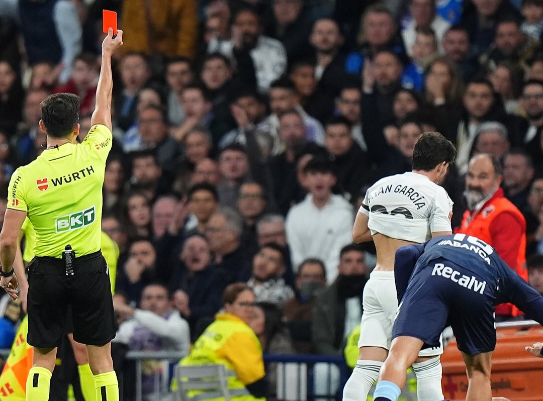 Laga diwarnai kartu merah untuk Madrid.
