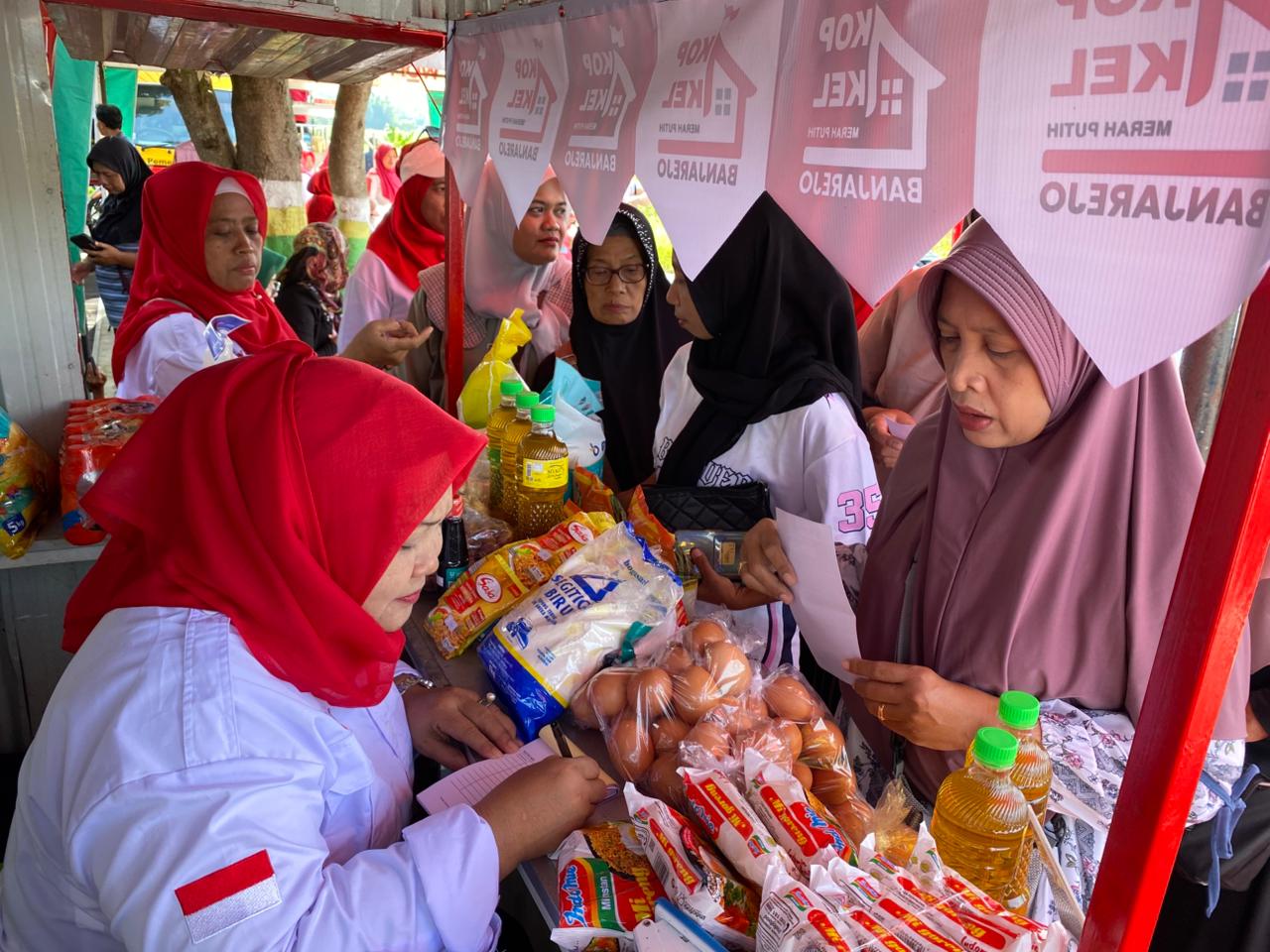 Keberadaan KMP Banjarejo resmi beroperasi dengan melayani kebutuhan pokok warga kemarin (7/12). ERLITA HERMININGSIH/JAWA POS RADAR MADIUN