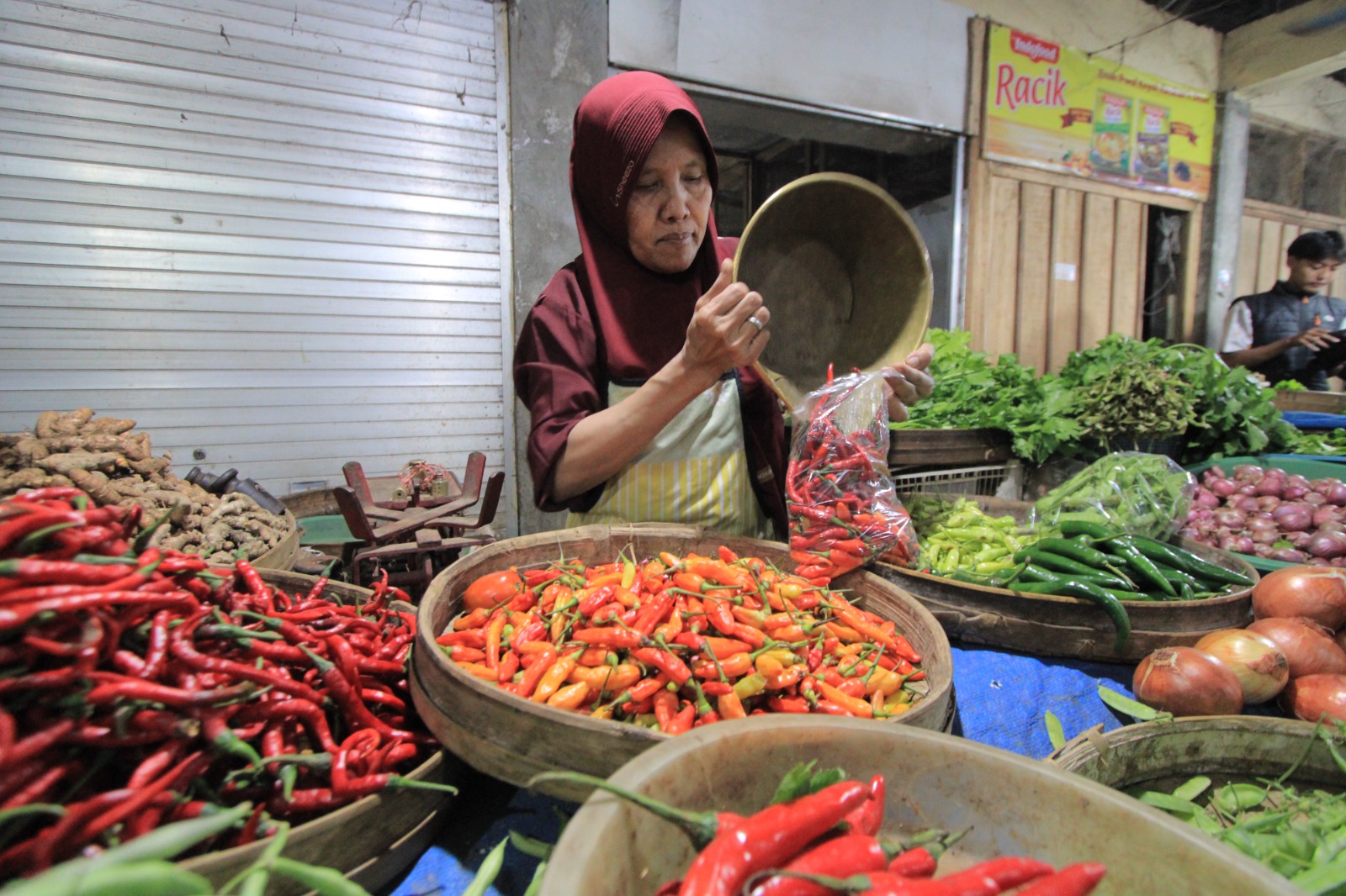 Harga cabai rawit merah di sejumlah pasar tradisional di Magetan tembus mencapai Rp 100 ribu per kilogram. FOTO: AJI PUTRA/RADAR MAGETAN
