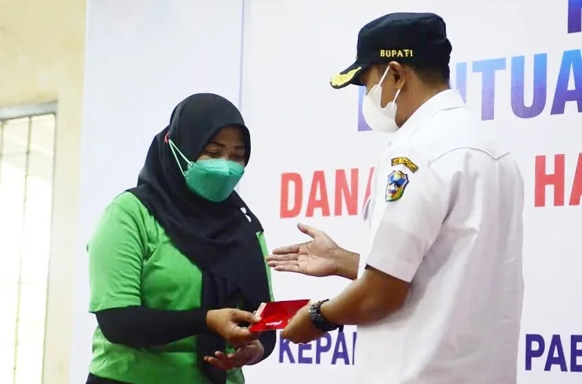 Momen penyaluran bantuan sosial yang dilaksanakan Bupati Pacitan Indrata Nur Bayuaji kepada buruh pabrik rokok tahun lalu. ILUSTRASI FOTO: DOK RADAR PACITAN