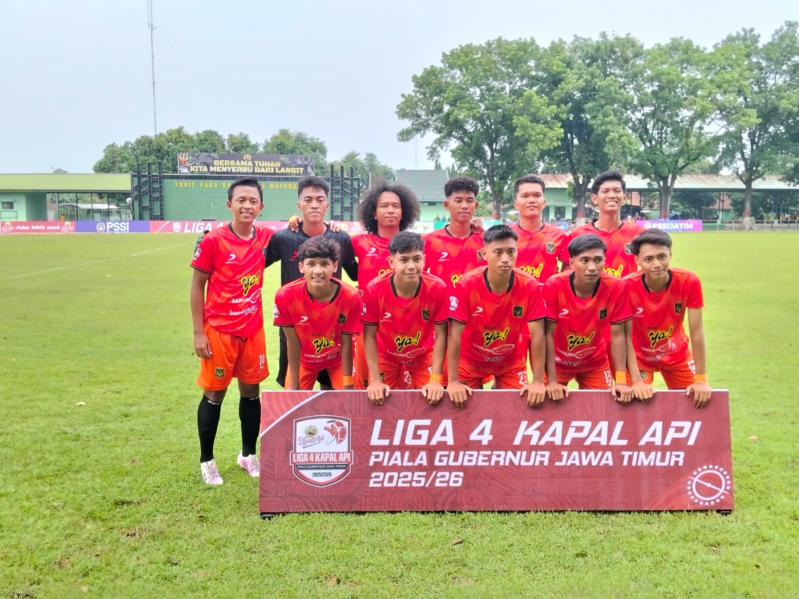 Pemain Persekama berhasil menahan imbang Mojokerto FC di markasnya di Lapangan Yonif 503 Kabupaten Mojokerto, kemarin (7/12). RONGGO SAPUTRO FOR RADAR MADIUN