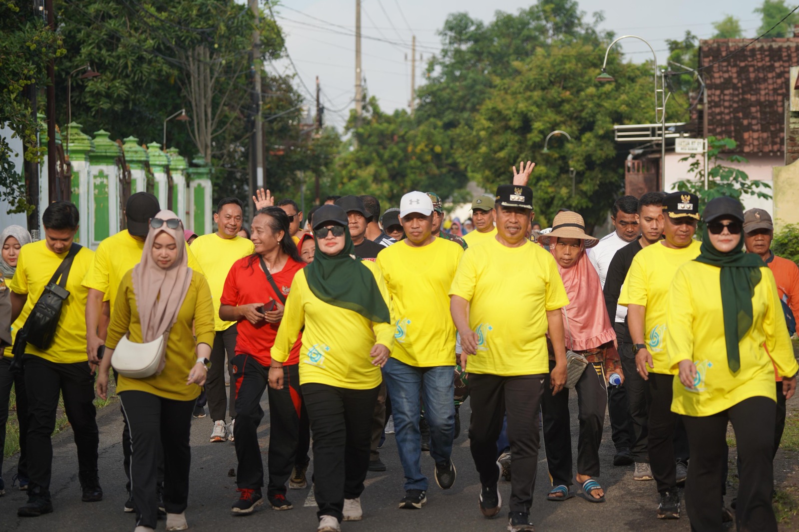 Bupati dan wabup saat puncak peringatan HKN ke-61 di Lapangan Desa Kaibon, Geger. PROKOPIM FOR RADAR MADIUN